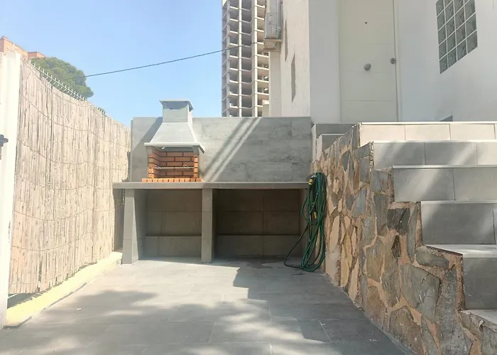 Casa MYA con terreno privado y parking compartido - a 800m de Playa Poniente